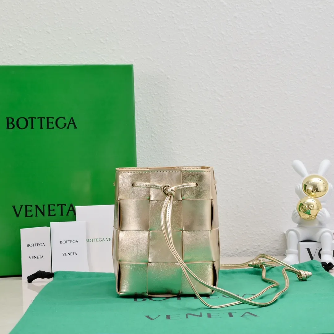 Batch 1460 large size/pure gold 🔻Bottega veneta* new woven small bucket bag latest series # The square bag shape is matched with classic woven elements, drawstring design, minimalism, and has a particularly large capacity. Every color is beautiful, it is simple and elegant but has a cool style. Both men and women can control it, and the upper body is fashionable and classy! Style number: 6612# Large size; 18*14*14cm